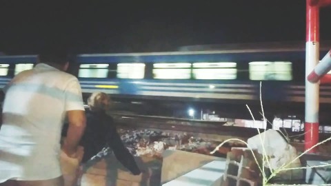 une fille demande du sexe en public sur les voies ferrées les passagers et les gens nous regardent b