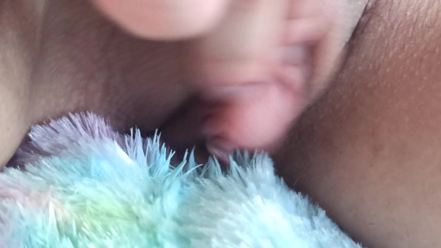 欲求不満の女の子が巨大なクリトリスをオナニー