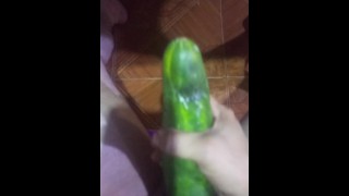  aftrekken met de komkommer die mijn tante at en degene waarmee ze masturbeerde in de ba