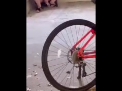 【野外露出】真昼間から駐輪場で太バイブ強制オナニー🤍観られる興奮で快がるGカップ変態妻。 - Screenshot 4 of 16 - Couple