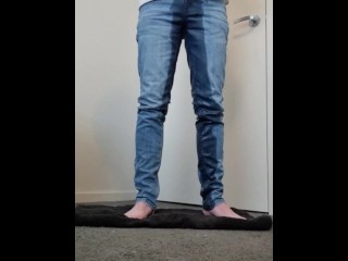 穿着蓝色牛仔裤撒尿 1