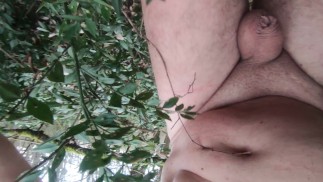 Nackt im Wald, Spaziergang in den Brombeersträuchern in der Nähe der Straße