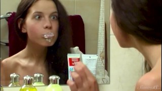 Cutie bunda grande de 18 anos Anoushka escova os dentes completamente Naked