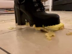 Crush some bananas with my sexy boots - Screenshot 10 of 16 - Overknee Boots