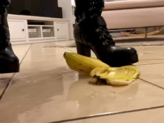 Crush some bananas with my sexy boots - Screenshot 3 of 16 - Fruit