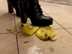Crush some bananas with my sexy boots - Screenshot 6 of 16 - Crush