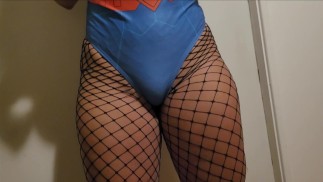 Esposa pronta para mostrar seu cameltoe no carnaval