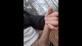 Masturbieren im Wald mit cumshot