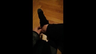 经过漫长的一天后脱掉袜子。感觉真好！
