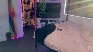 Transmädchen spioniert das Spielen hinter dem Spiegel aus