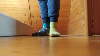 Garçon polonais de 18 ans en chaussettes colorées et pieds nus