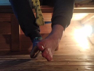 Garoto De Meias Coloridas Sujas Depois De Um Dia Na Sauna e Tirando as Meias Para Os Pés Descalços