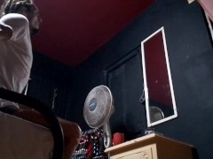 En la oscuridad de su habitación, el modelo contempla (con vanidad) la hermosura de su masturbación.