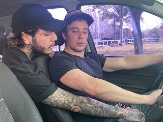 Le Chauffeur De Hot Jonas Matt Est D’accord Pour Faire un Tour à Chiwi Black S’il Lui Donne Son Trou Du Cul