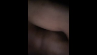 Corps parfait Black Guy vous caressant sur le côté (POV)