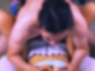 La colegiala atrevida sedujo a su vecino mayor en su apartamento mientras sus padres estaban de viaj