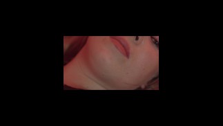 Татуированная шлюха принимает позы, чтобы ее жестко трахнули. фетиш