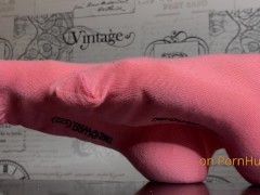 РОЗОВЫЕ НОСКИ НА БОЖЕСТВЕННЫХ СТУПНЯХ! СНИМИ ИХ СКОРЕЕ И ПОЛОЖИ НА НОЖКИ ВОЗБУЖДЕННЫЙ ЧЛЕН! - Screenshot 1 of 16 - ножки
