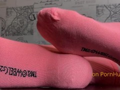 РОЗОВЫЕ НОСКИ НА БОЖЕСТВЕННЫХ СТУПНЯХ! СНИМИ ИХ СКОРЕЕ И ПОЛОЖИ НА НОЖКИ ВОЗБУЖДЕННЫЙ ЧЛЕН! - Screenshot 10 of 16 - футфетишь