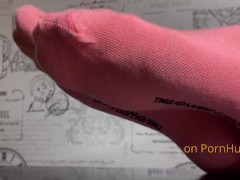 РОЗОВЫЕ НОСКИ НА БОЖЕСТВЕННЫХ СТУПНЯХ! СНИМИ ИХ СКОРЕЕ И ПОЛОЖИ НА НОЖКИ ВОЗБУЖДЕННЫЙ ЧЛЕН! - Screenshot 11 of 16 - ножки