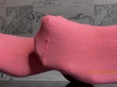 РОЗОВЫЕ НОСКИ НА БОЖЕСТВЕННЫХ СТУПНЯХ! СНИМИ ИХ СКОРЕЕ И ПОЛОЖИ НА НОЖКИ ВОЗБУЖДЕННЫЙ ЧЛЕН!