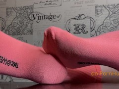 РОЗОВЫЕ НОСКИ НА БОЖЕСТВЕННЫХ СТУПНЯХ! СНИМИ ИХ СКОРЕЕ И ПОЛОЖИ НА НОЖКИ ВОЗБУЖДЕННЫЙ ЧЛЕН! - Screenshot 2 of 16 - носки