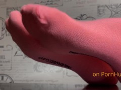 РОЗОВЫЕ НОСКИ НА БОЖЕСТВЕННЫХ СТУПНЯХ! СНИМИ ИХ СКОРЕЕ И ПОЛОЖИ НА НОЖКИ ВОЗБУЖДЕННЫЙ ЧЛЕН! - Screenshot 6 of 16 - ножки