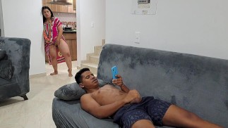 我的继母看着我手淫，变得饥渴，也抚摸她的阴户