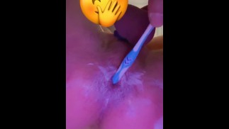 Анал трахает мою тугую жопу зубной щеткой! 😍 🥵 💦