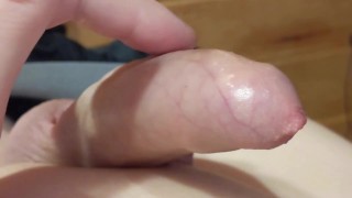 Correr um dedo suavemente sobre meu pau sensível levou a um inesperado :) de esperma semi-mãos-livres