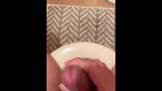 A Japanese boy ejaculate while putting up their voices in the bathroom cumshot uncut