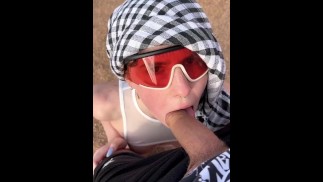 Минет на публике и секс в гостиничном номере с очень симпатичной девушкой с натуральной большой грудью