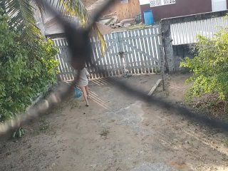 Esposa do corno andando sem calças ao ar livre