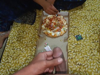 Hotインドのデジ村の義理の妹は、クリアヒンディー語でピザの時間を食べることにクソでした