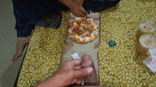 Hot Indiase desi dorp stiefzus was aan het neuken op het eten van pizza tijd op Clear Hindi