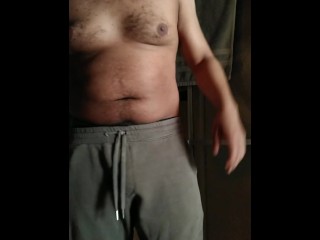 Соло самец ранним утром капельница.