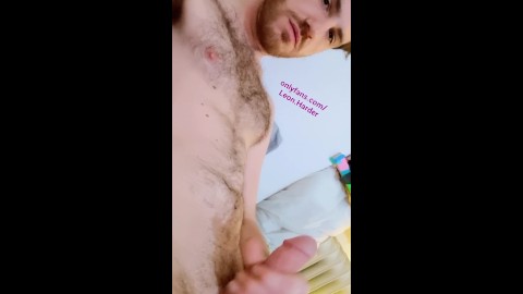 Hot mec poilu montre un corps nu sexy