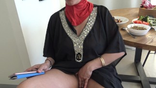 Milf arabe aux gros seins et gros cul invite soldats americains chez elle