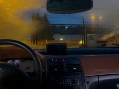 Сводная сестричка помыла машину и не забыла про член водителя. Вдоволь наглоталась спермы