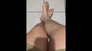 I want to play with my feet