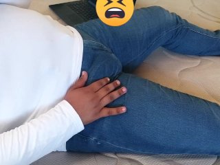 Joven de 18 tirando leche viendo porno