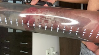 19 centimètres de bite sucée par la pompe à pénis en laissant la bite épaisse