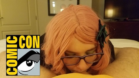 Erica Harmon suce profondément et baise un fan de Comic Con