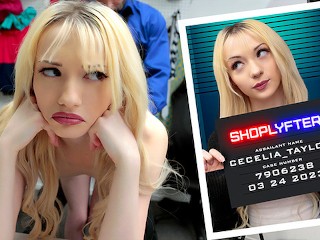 Симпатичная блондинка, подозреваемая Сесилия Тейлор, задержана за обыск с раздеванием в подсобном помещении - Shoplyfter