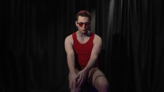 ПОЗА КРАСНОГО МАЛЬЧИКА / ФЕТИШ