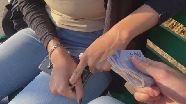 Zadaná Latina se nechá sbalit na lavičce cizím chlápkem za peníze