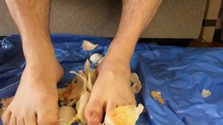 Hombre dedos de los pies pela una cebolla ASMR