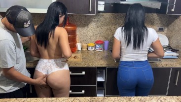 Hijastras Hermosas de 18 Años Cocinando Porque Deben de Darles de Comer a su Padrastro