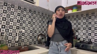 MUSLIM MOM VISIT MASSAGE SHOP, MASSEUR WANNA SEX SLIDING HIS DICK