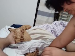 Madura termina llena de leche por un gordo